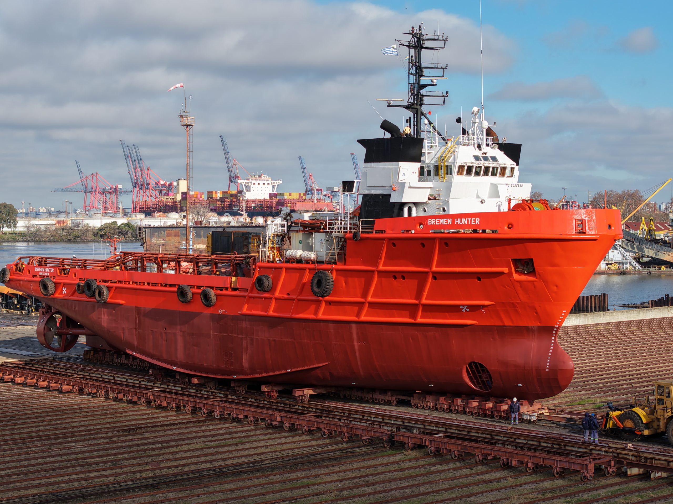 Finalizaron las reparaciones del Bremen Hunter y regres贸 a flote