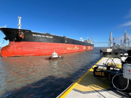 Puerto Rosales abastece crudo de Vaca Muerta al Buque Tanque Suezmax Seaways Pecos