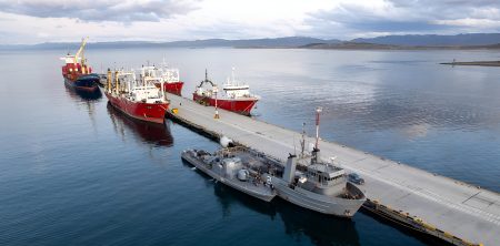 Incidente en maniobras de amarre entre dos unidades navales en Puerto Deseado
