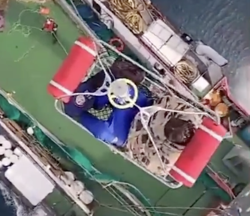 La Prefectura Naval Argentina aeroevacuó a un joven tripulante del BP Pedrito a más de 290 kilómetros de la costa