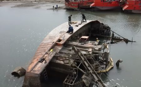 Comenzaron las tareas para retirar el pesquero Sagrado Coraz贸n hundido en el puerto de Rawson