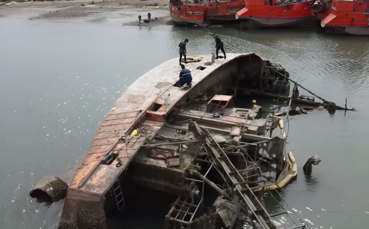 Comenzaron las tareas para retirar el pesquero Sagrado Corazón hundido en el puerto de Rawson