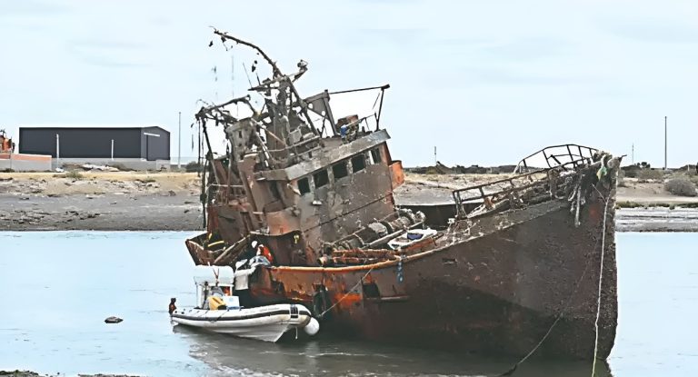 Rawson. Convocan a los propietarios del BP Sagrado Coraz贸n para retirar el casco