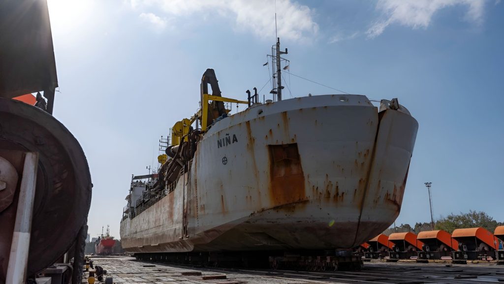 La draga Niña quedó lista para retomar operaciones