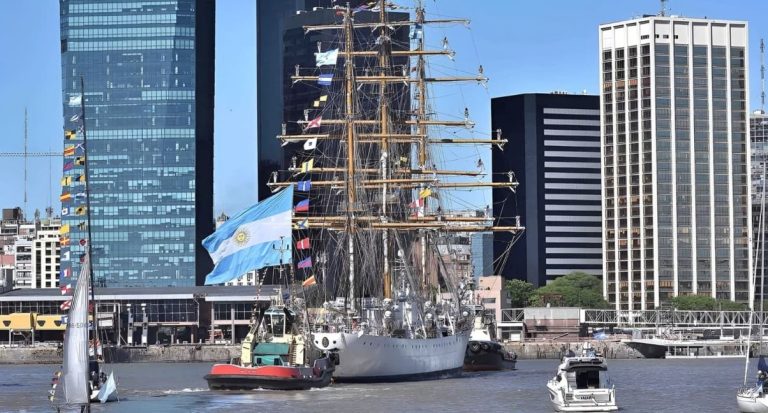 Fragata ARA Libertad. Emocionante regreso que reencontró historias, tradiciones y destinos