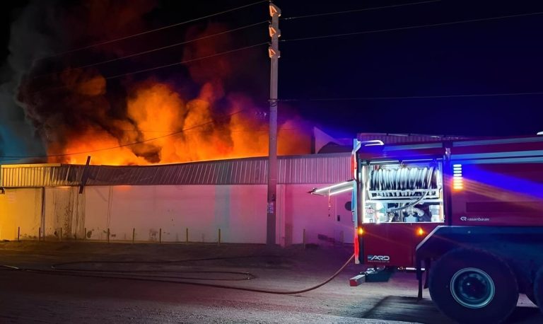 Incendio en Achernar: Bomberos voluntarios contuvieron el fuego y evitaron su propagaci贸n