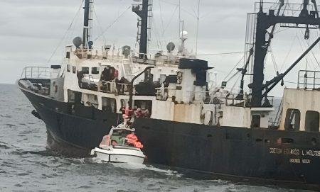 Evacuaron de urgencia a un tripulante del Eduardo Holmberg durante una campa帽a cient铆fica