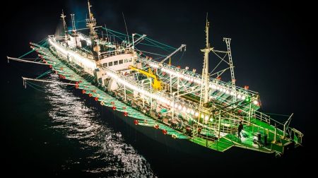 Piratas del calamar otra vez con su maquinaria regresando a la milla 201