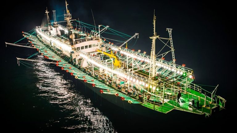 Piratas del calamar otra vez con su maquinaria regresando a la milla 201