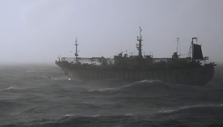 Temporal severo en la milla 200: Argentina autoriza resguardo controlado a 53 pesqueros chinos dentro de la ZEEA
