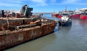 Remoción de buques inactivos: Trasladan el pesquero Coral Azul para su desguace