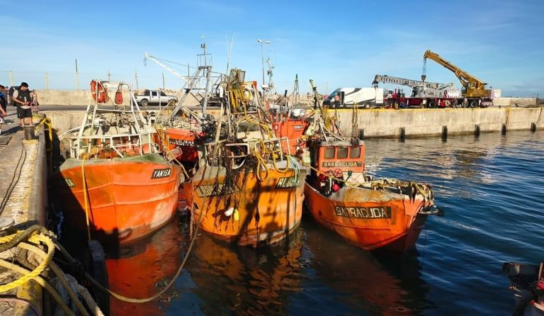 Reflotan a los tres pesqueros hundidos en Caleta Paula. No hubo impacto ambiental