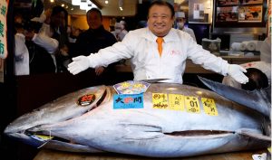 Récord en Tokio: un atún rojo de 243 kilos se vendió por 2,7 millones de euros en la primera subasta del año