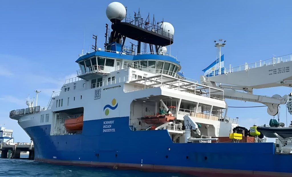 El buque científico RV Falkor Too amarró en Puerto Madryn para tareas logísticas