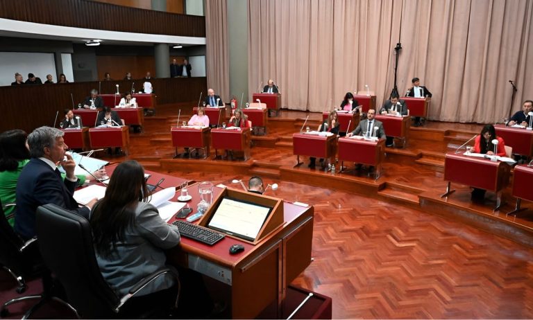 Chubut aprobó la reforma pesquera y el gobernador defendió la “Ficha Limpia” en la apertura de sesiones