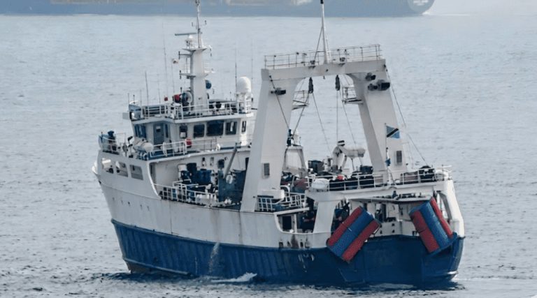 Vanuatu responde tras las multas en Argentina y retira su bandera a buques chinos por pesca ilegal