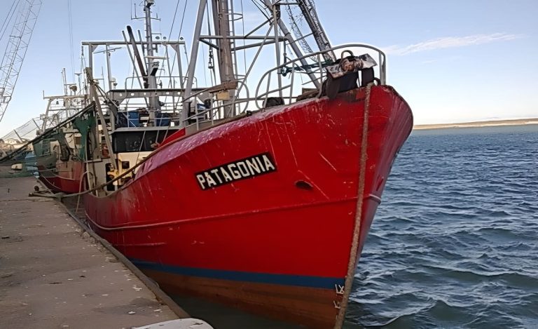 La disputa por ajuste salarial de estiba y alistamiento expone el circuito de merluza que sale de Chubut sin reproceso