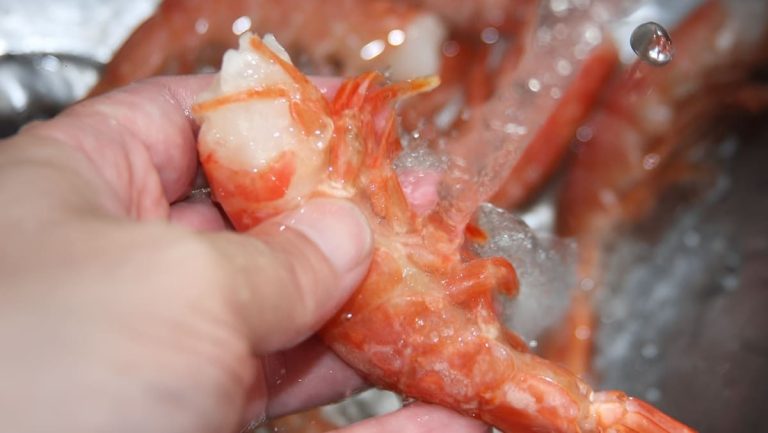 El CFP aprobó elevar al 50% la producción de colas de langostino a bordo