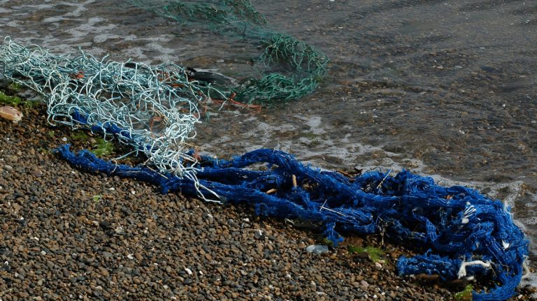 La contaminación por plásticos en el mar gana espacio en la agenda pesquera regional