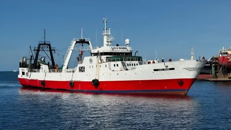 Buscan a un tripulante del arrastrero congelador Luca Mario tras caer al mar en zona de pesca