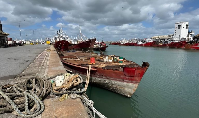Trasladan al varadero de la Base Naval otro pesquero inactivo para completar su desguace