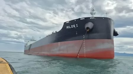 El buque mercante Milos I arribó a la rada de Mar del Plata tras la muerte de su jefe de máquinas