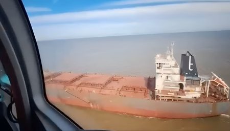 Emergencia en el Río de la Plata: Prefectura aeroevacuó a un tripulante a 130 kilómetros de la costa
